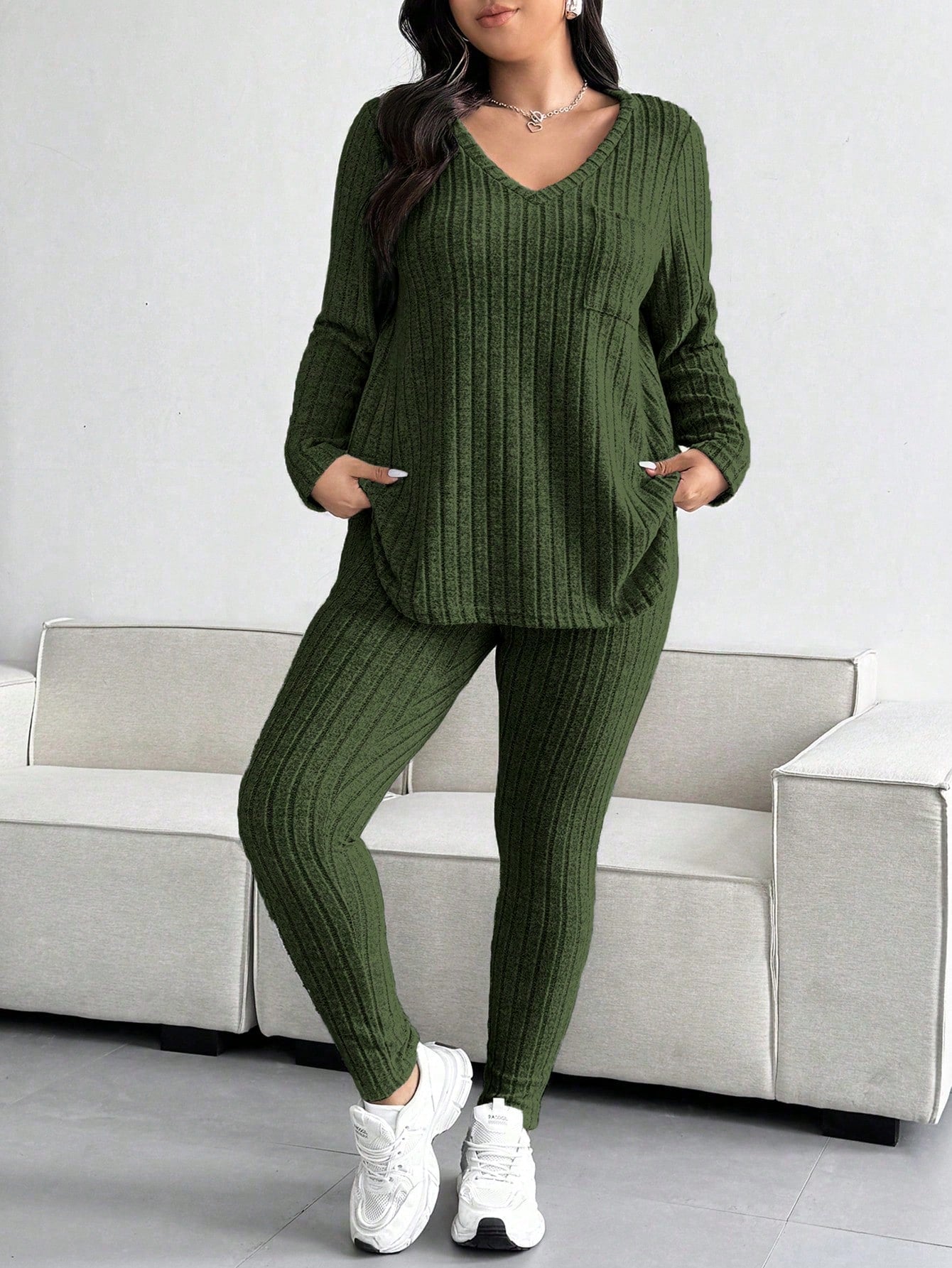 Conjunto Feminino de Blusa com Decote em V e Calça plus size Emilie.