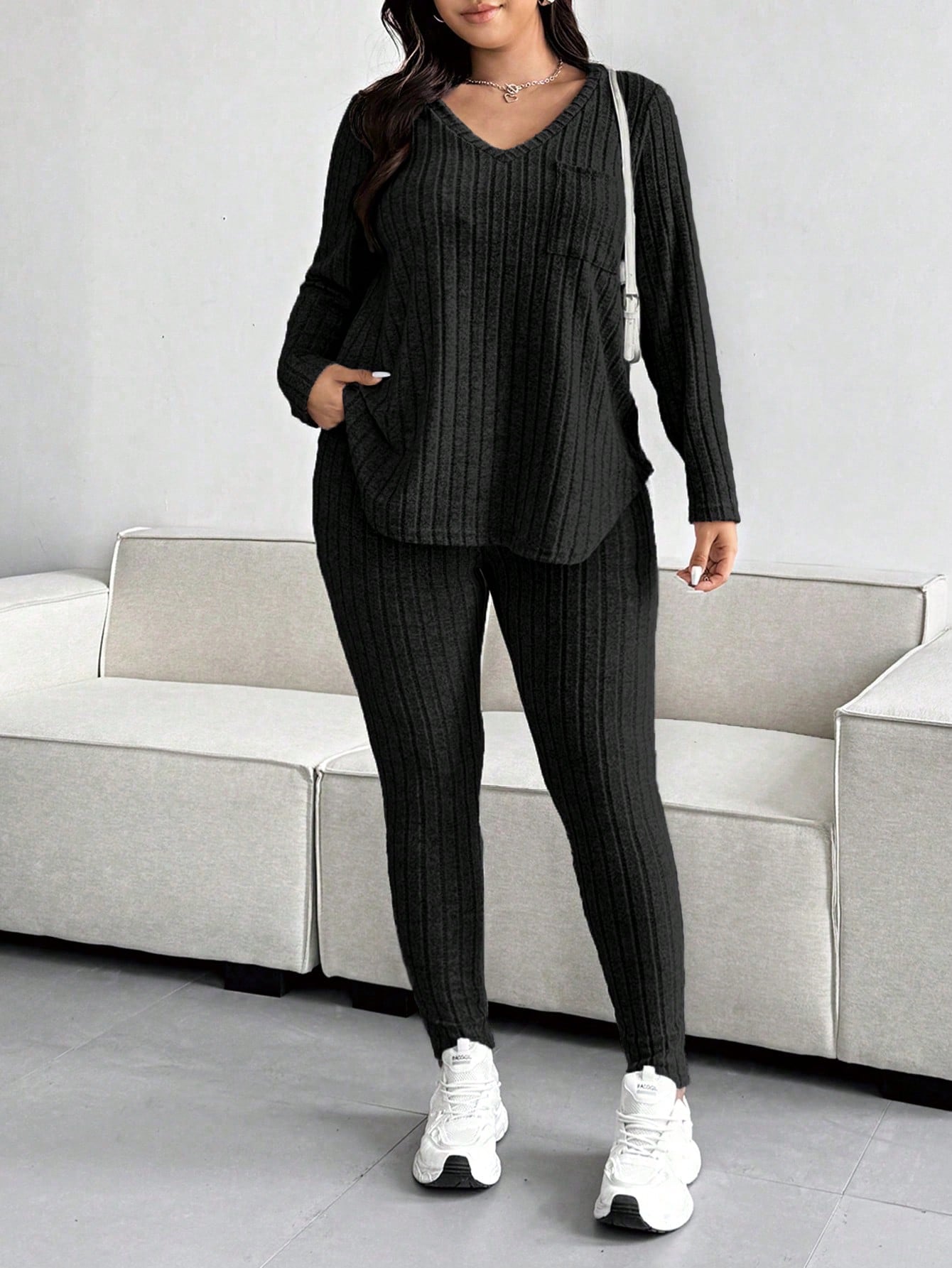 Conjunto Feminino de Blusa com Decote em V e Calça plus size Emilie.