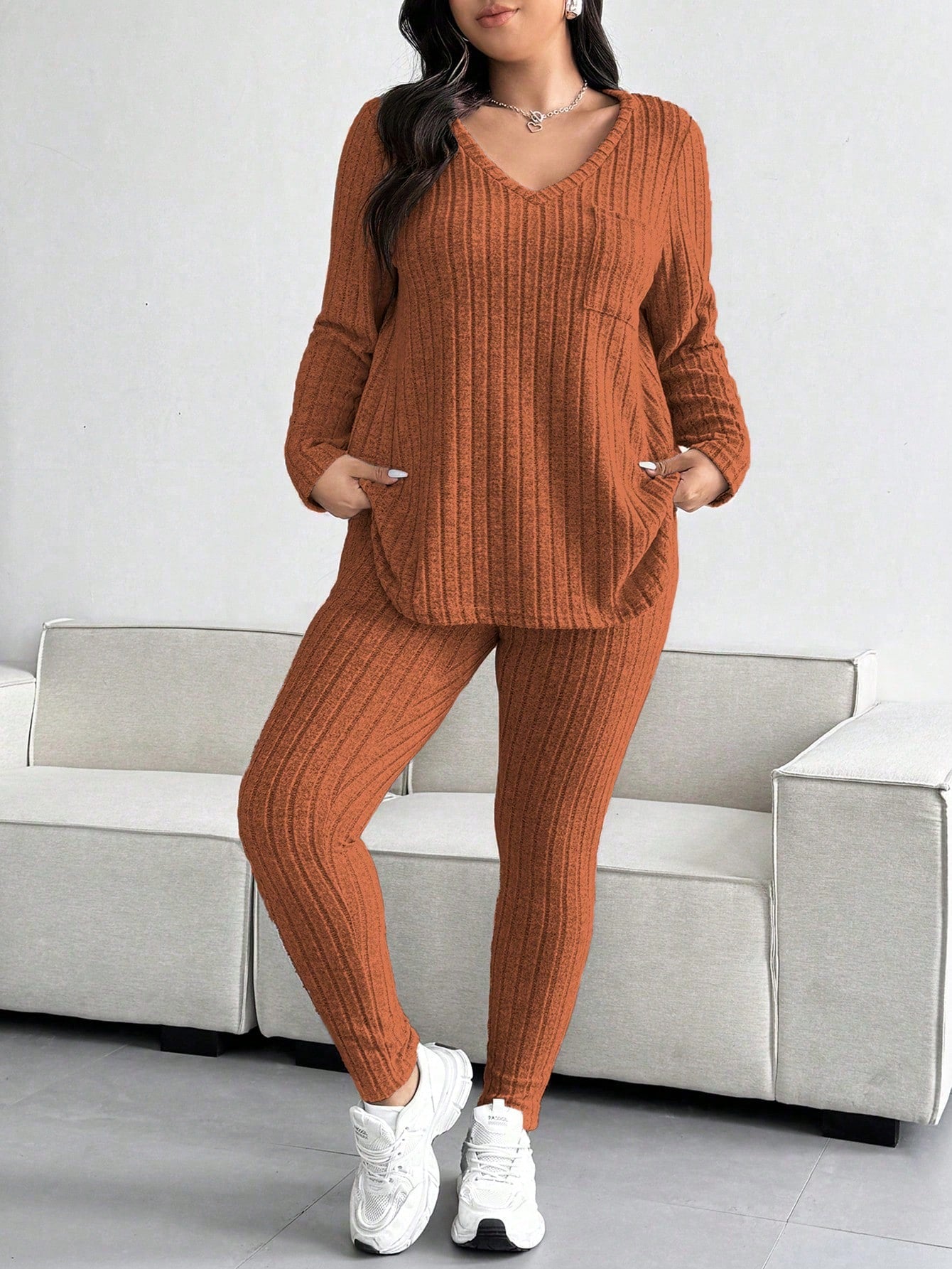 Conjunto Feminino de Blusa com Decote em V e Calça plus size Emilie.