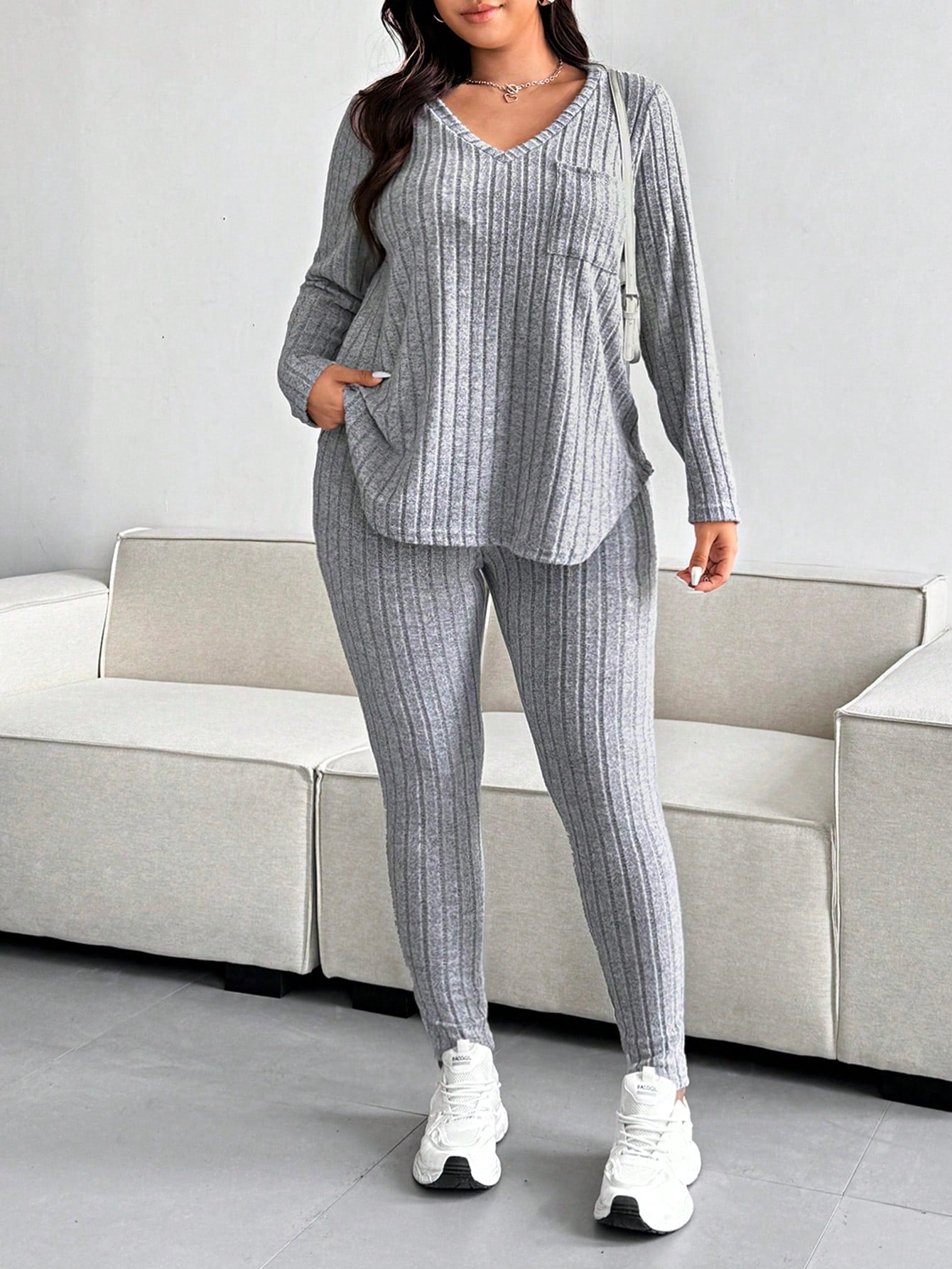 Conjunto Feminino de Blusa com Decote em V e Calça plus size Emilie.