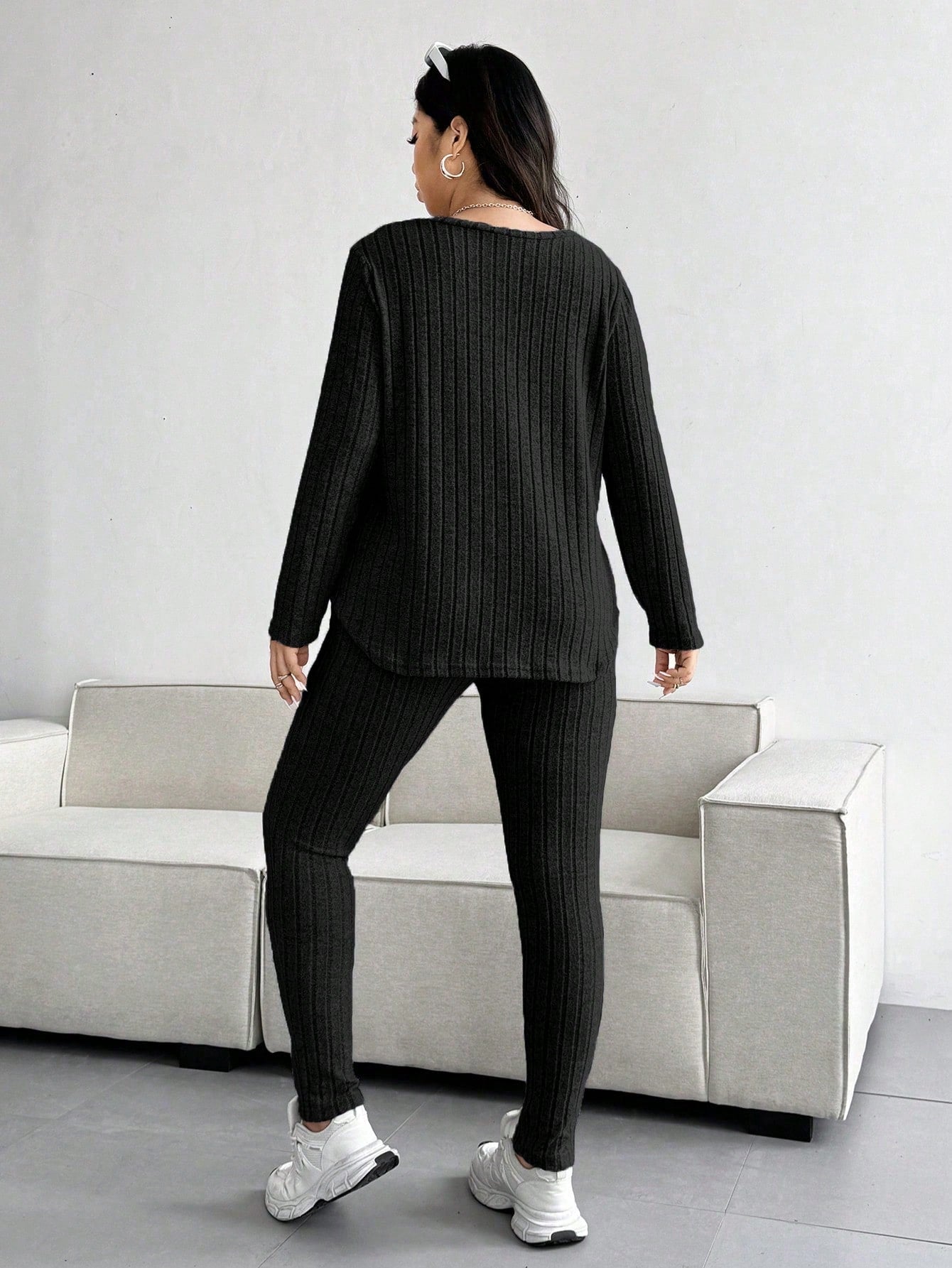 Conjunto Feminino de Blusa com Decote em V e Calça plus size Emilie.