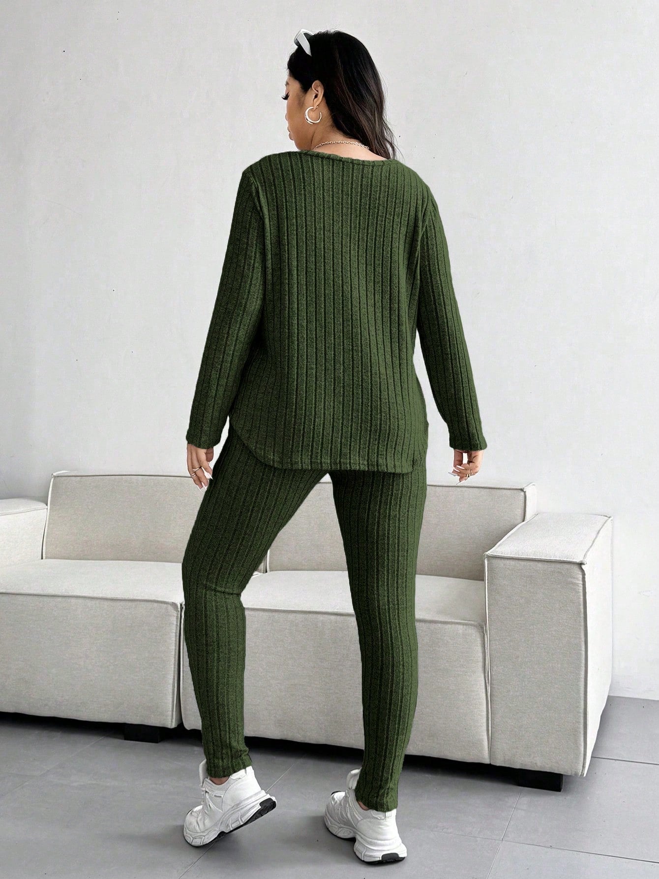 Conjunto Feminino de Blusa com Decote em V e Calça plus size Emilie.