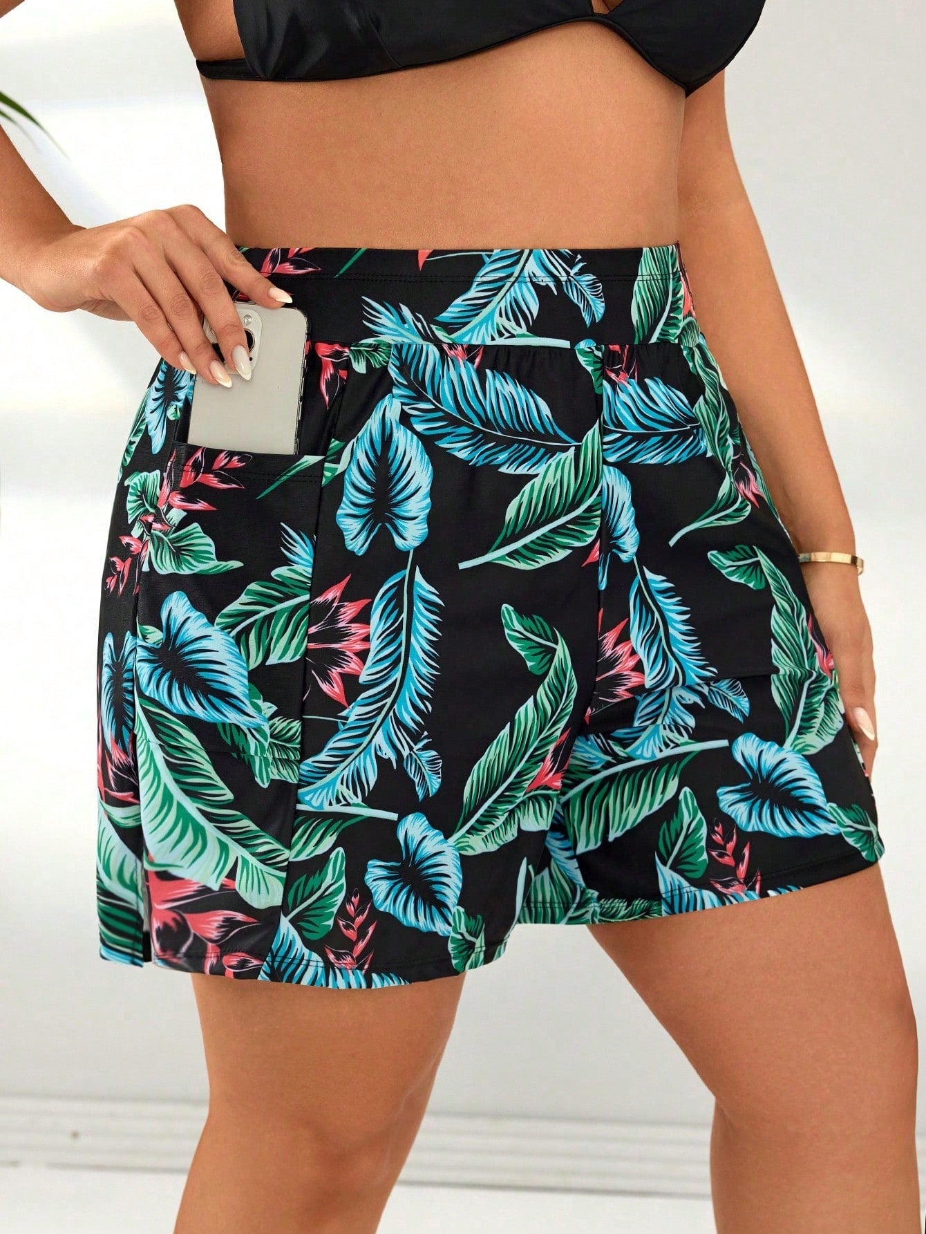 Short Feminino de Praia com bolso Lateral. Plus Size