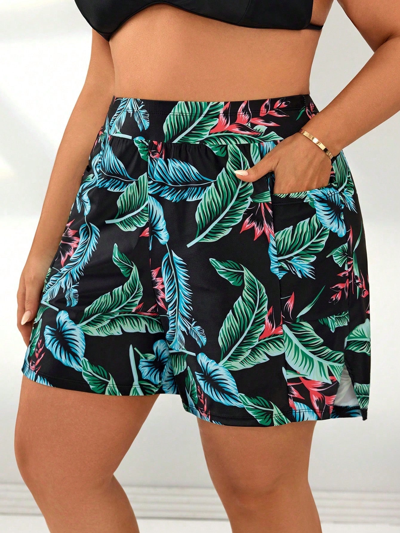 Short Feminino de Praia com bolso Lateral. Plus Size