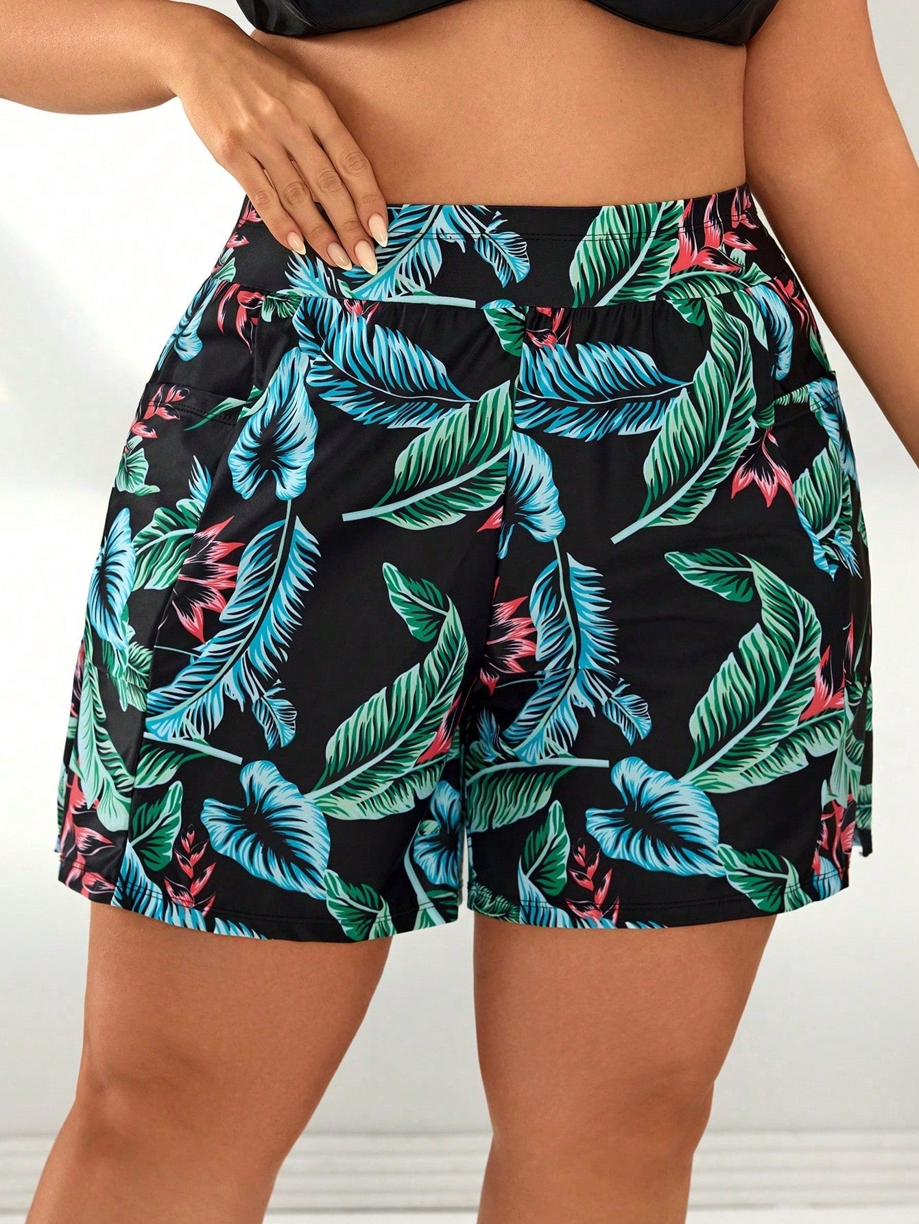 Short Feminino de Praia com bolso Lateral. Plus Size