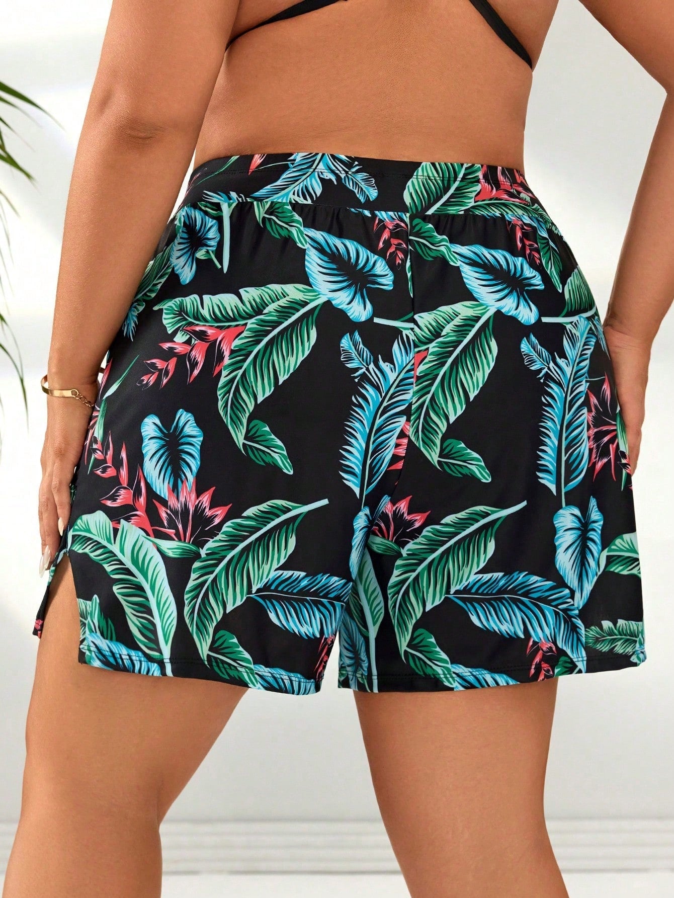 Short Feminino de Praia com bolso Lateral. Plus Size