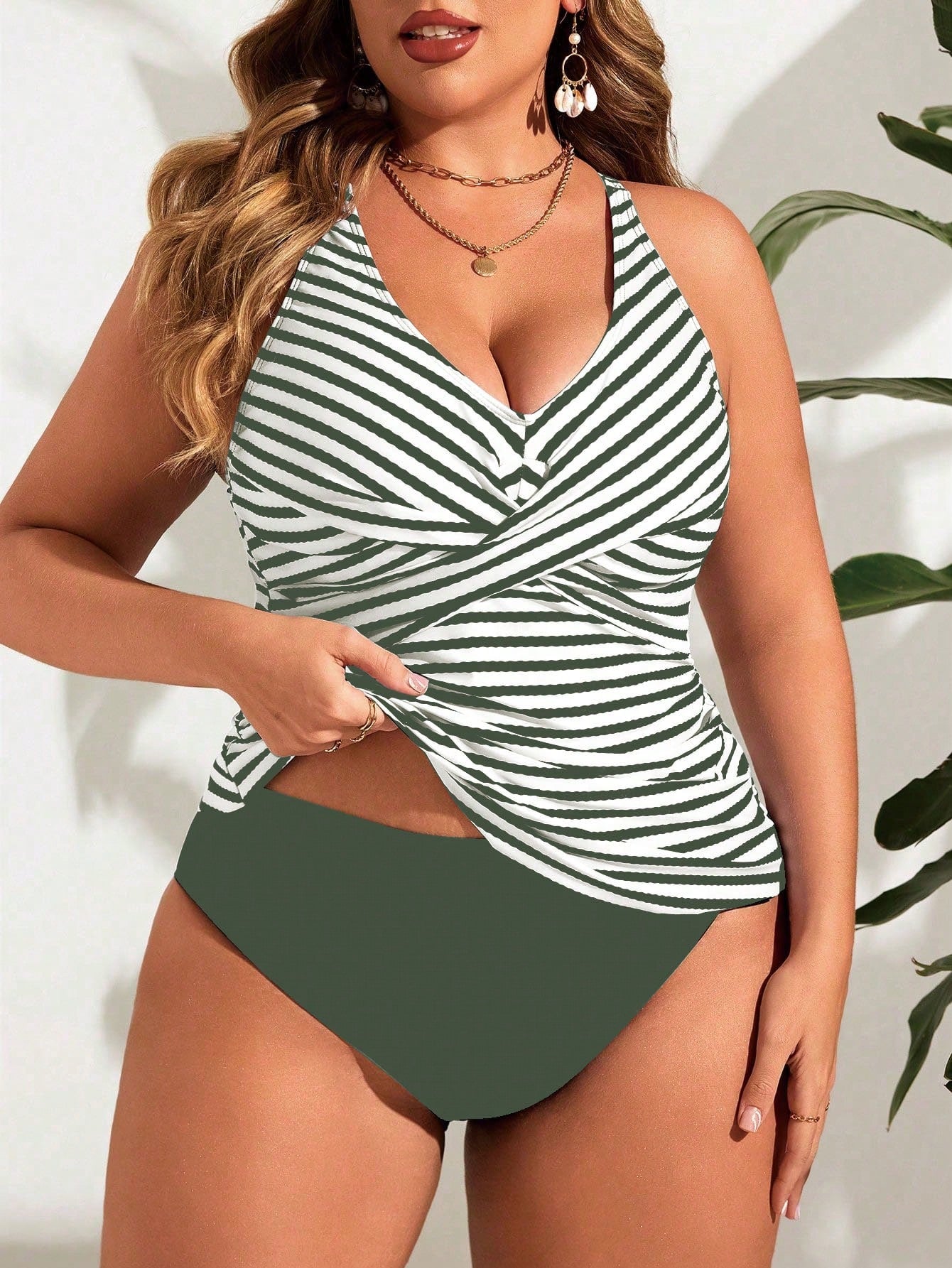 Tankini feminino listrado cintura alta Jady. Plus Size