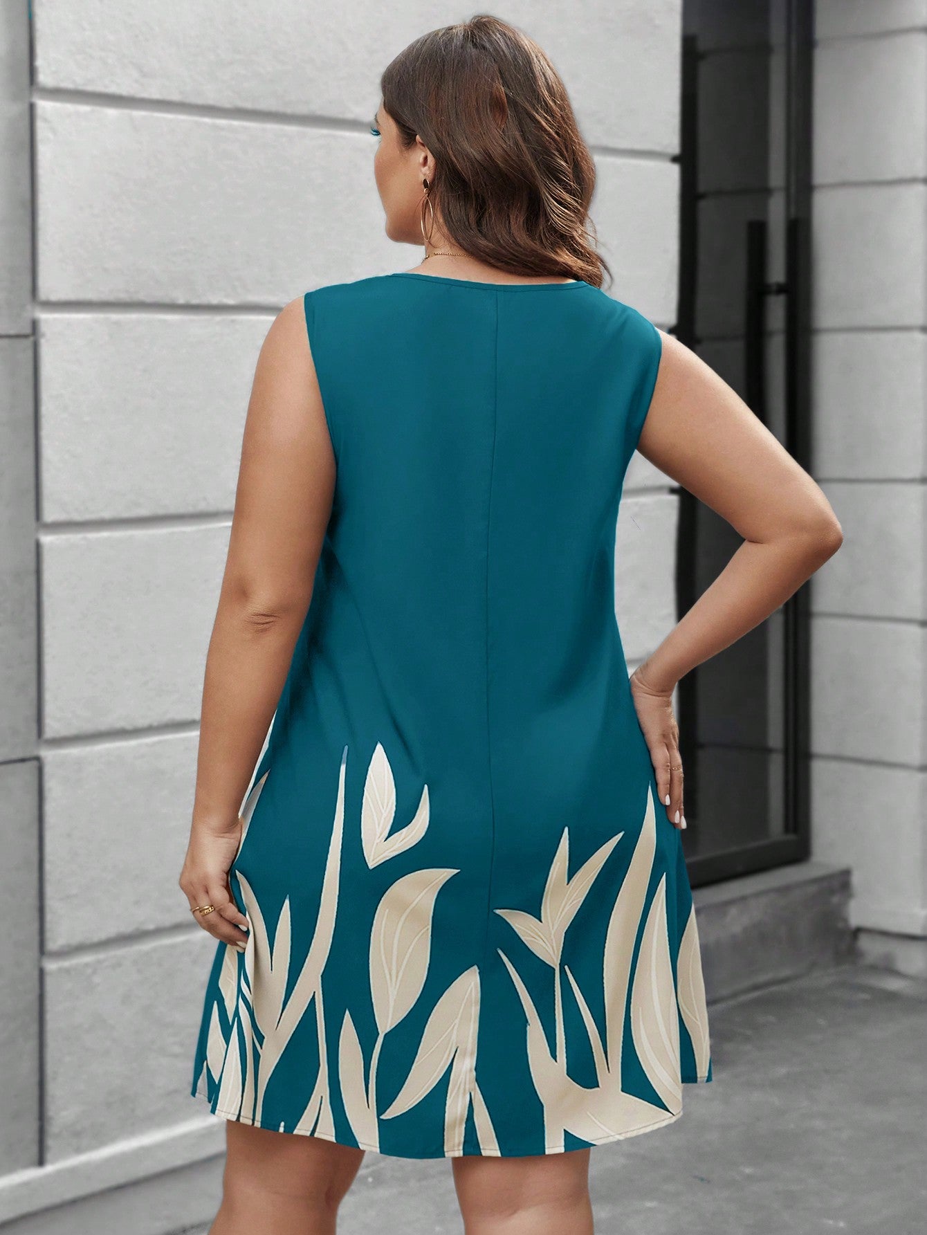 Vestido Feminino com gola V Lilibeth. Plus Size