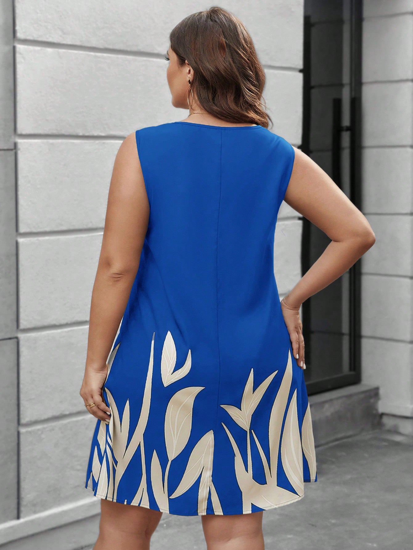 Vestido Feminino com gola V Lilibeth. Plus Size