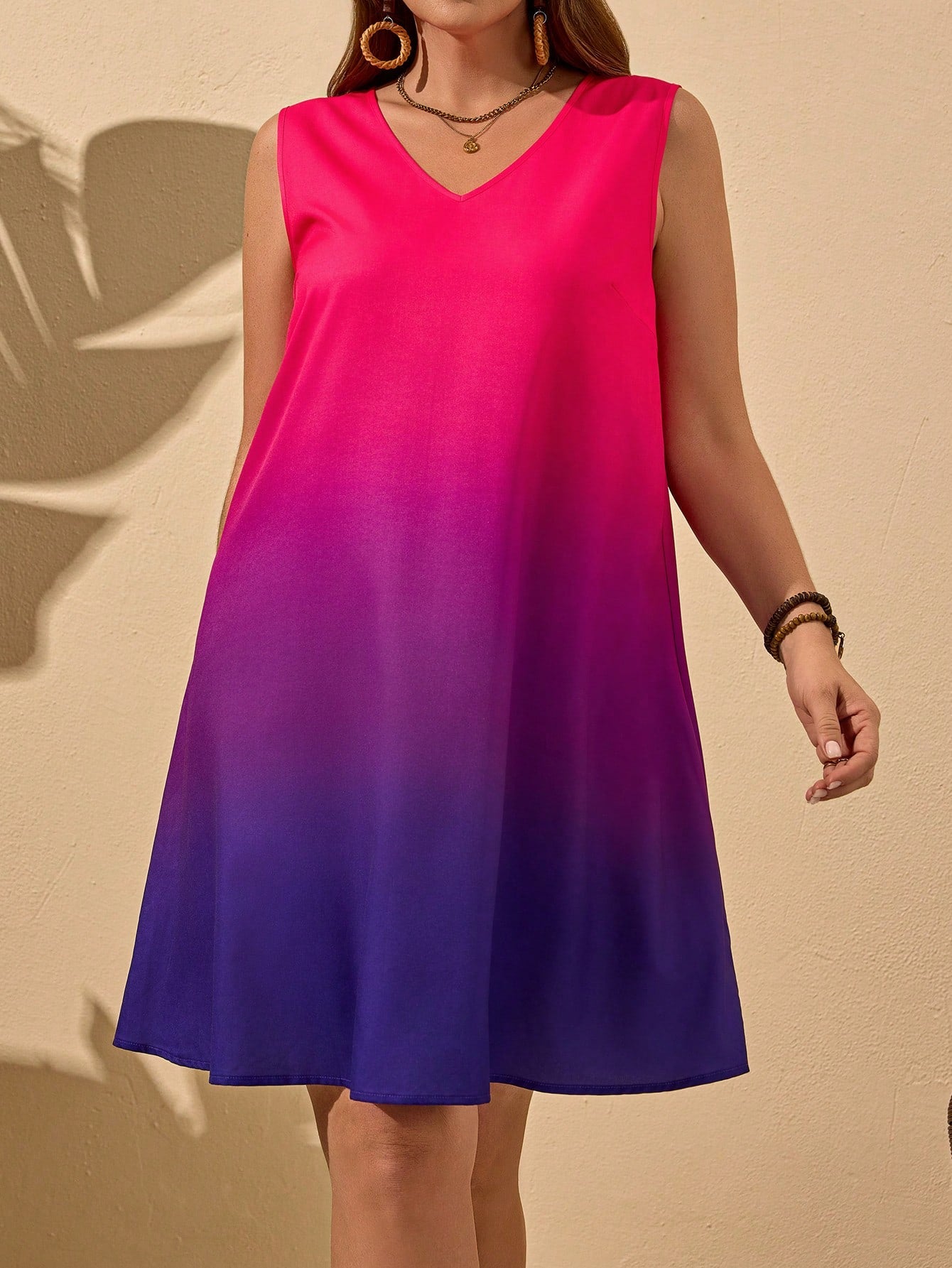 Vestido Feminino com gola V Lilibeth. Plus Size