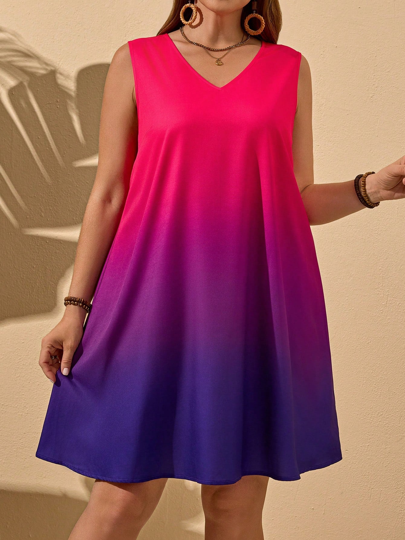 Vestido Feminino com gola V Lilibeth. Plus Size