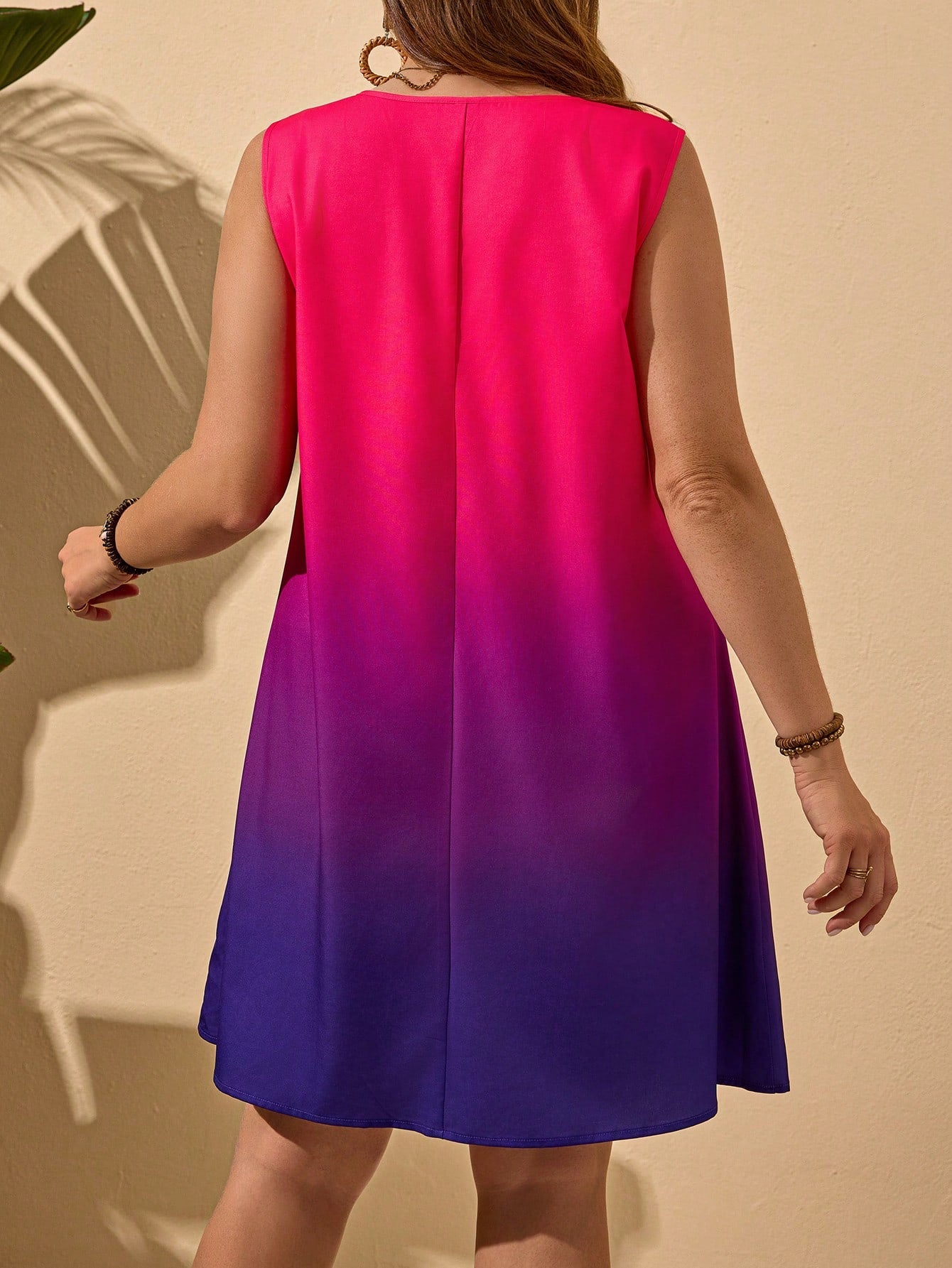 Vestido Feminino com gola V Lilibeth. Plus Size