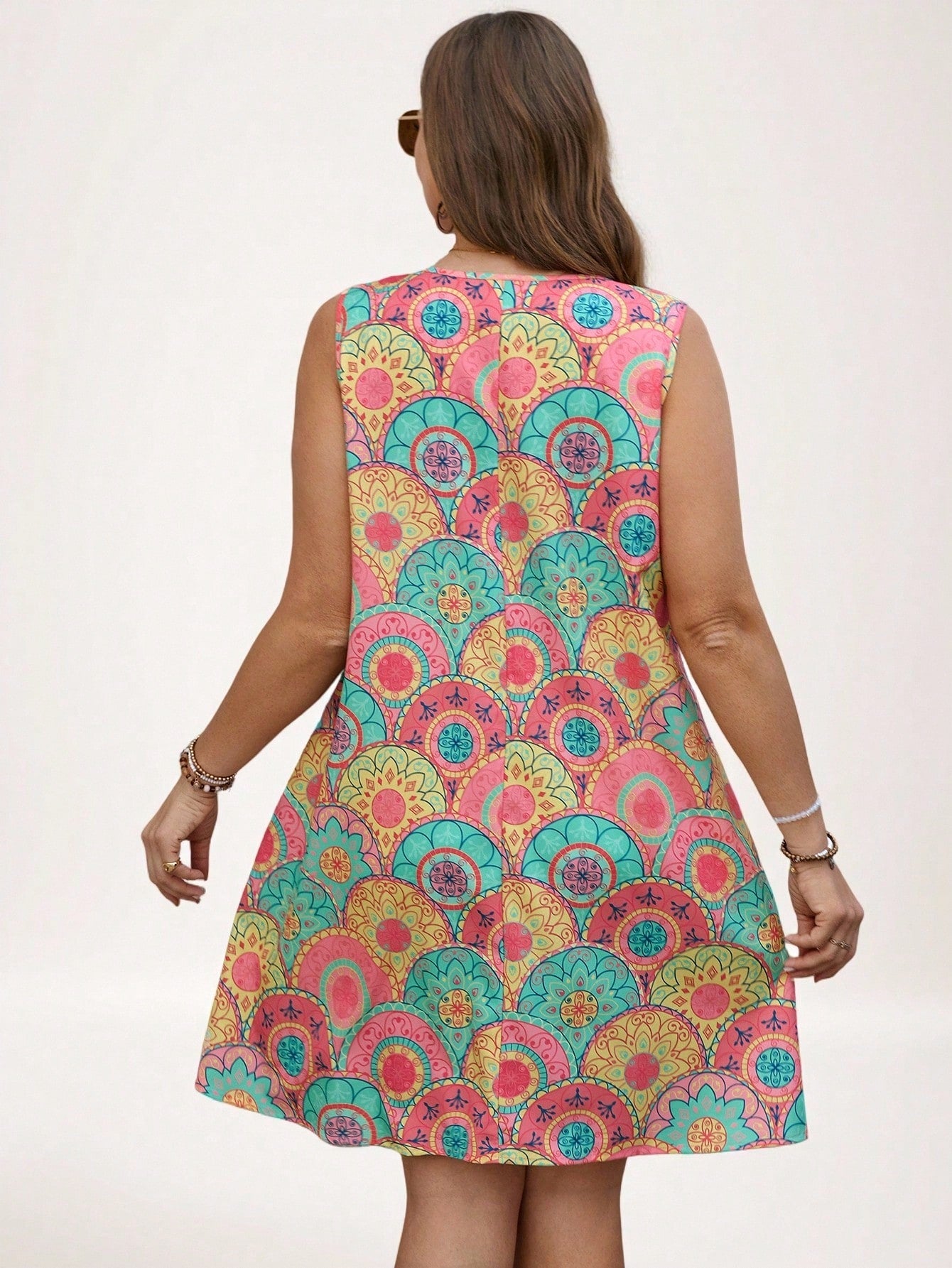 Vestido Feminino com gola V Lilibeth. Plus Size
