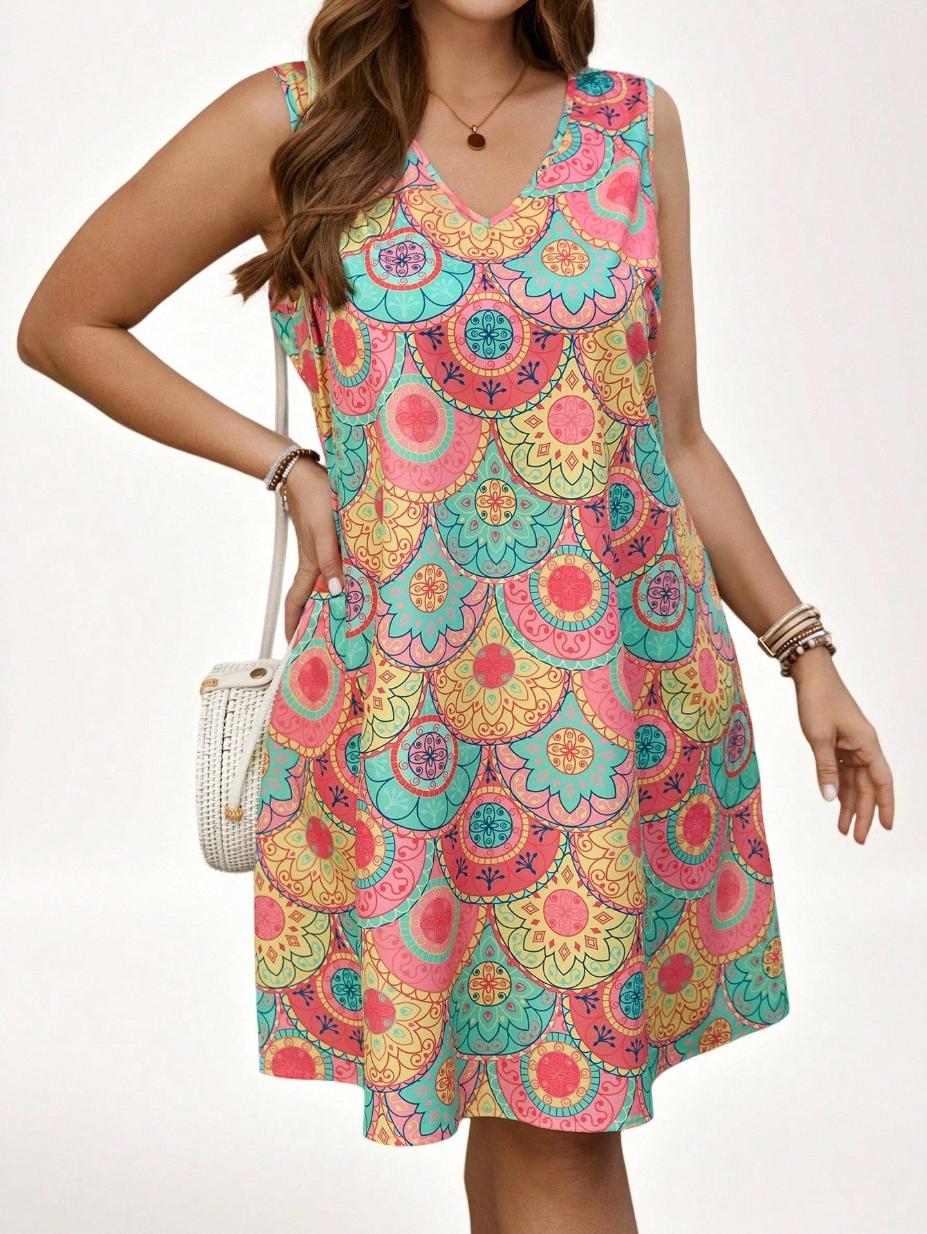 Vestido Feminino com gola V Lilibeth. Plus Size
