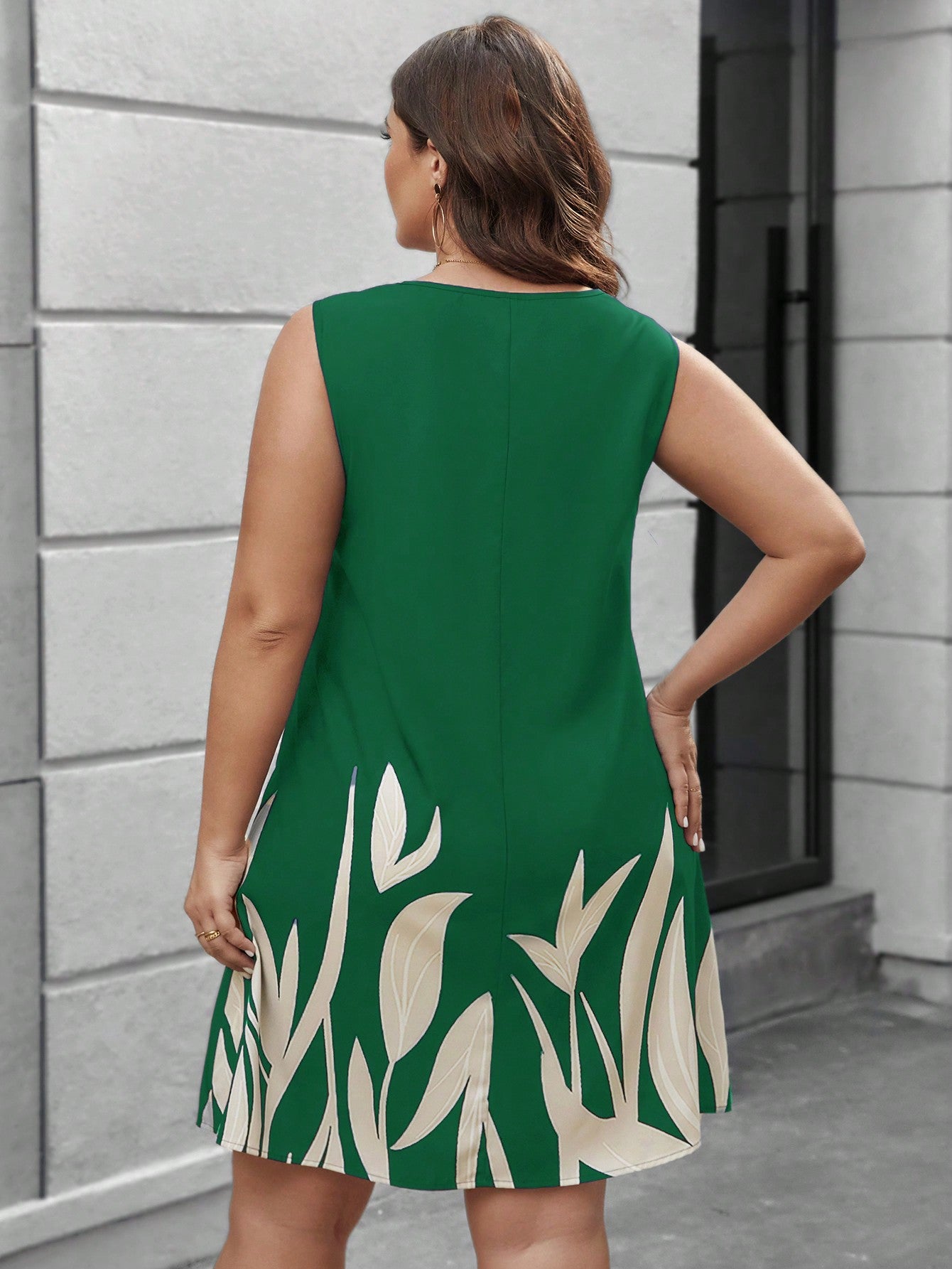 Vestido Feminino com gola V Lilibeth. Plus Size