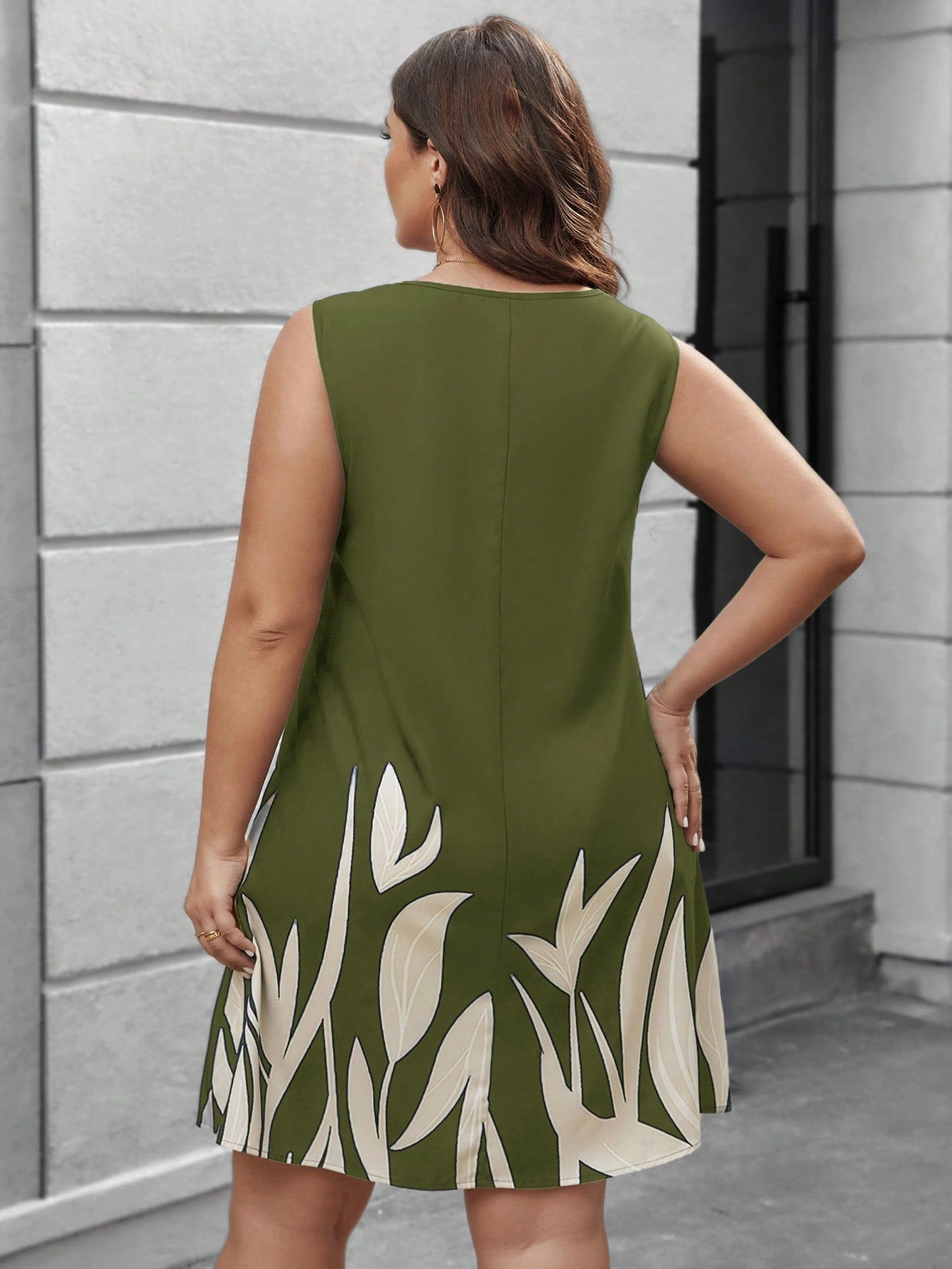 Vestido Feminino com gola V Lilibeth. Plus Size