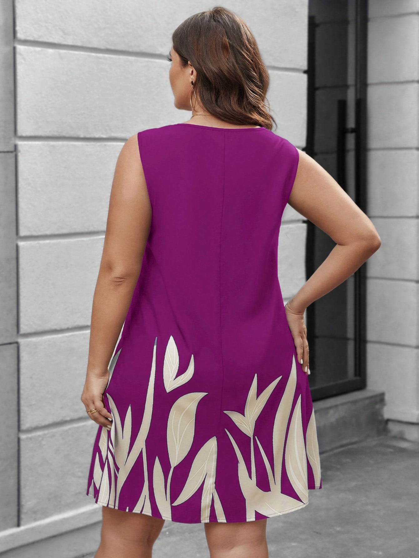 Vestido Feminino com gola V Lilibeth. Plus Size