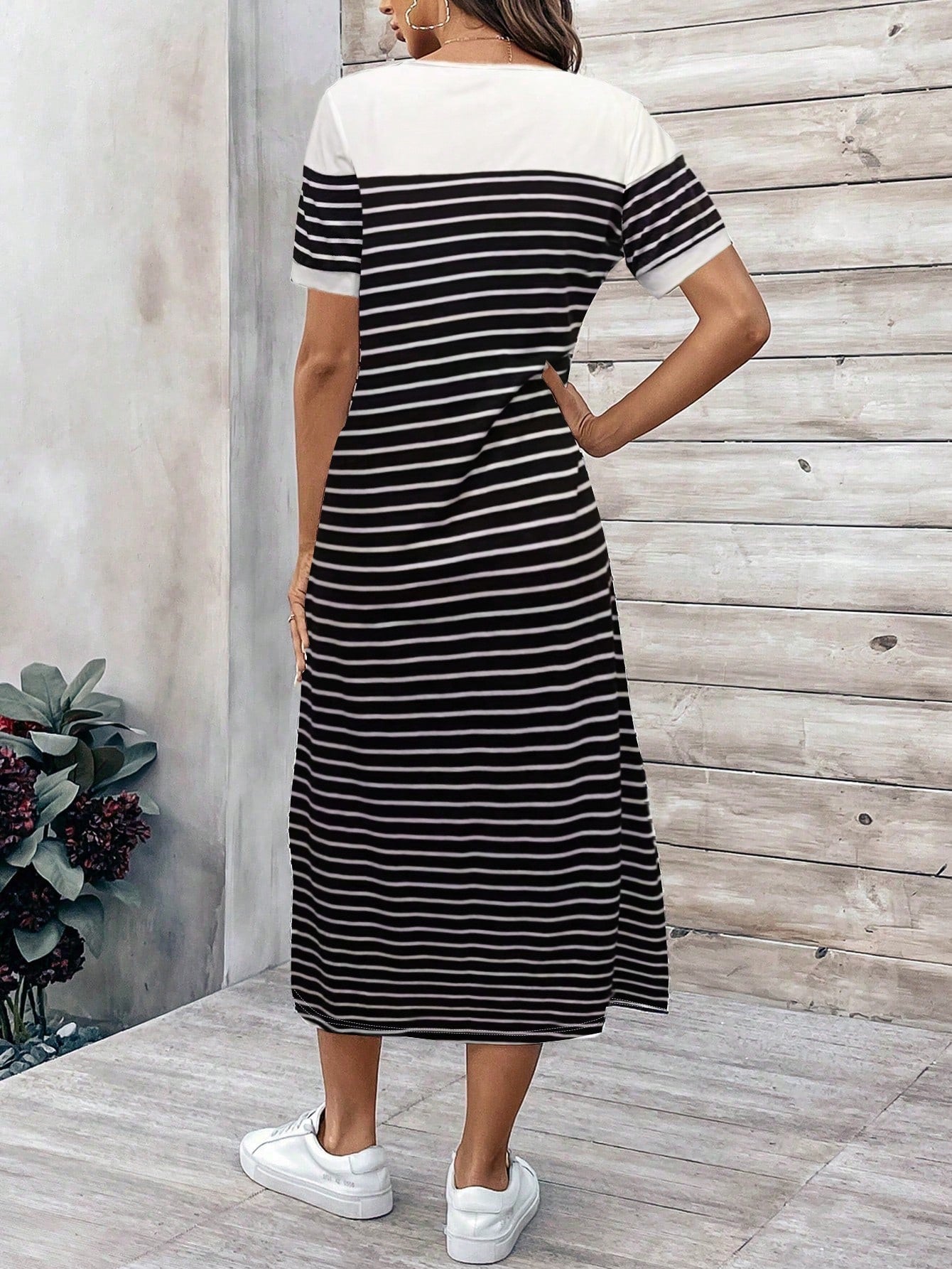 Vestido Femenino cumprido manga curta com estampas listradas e botões na frente Miranda