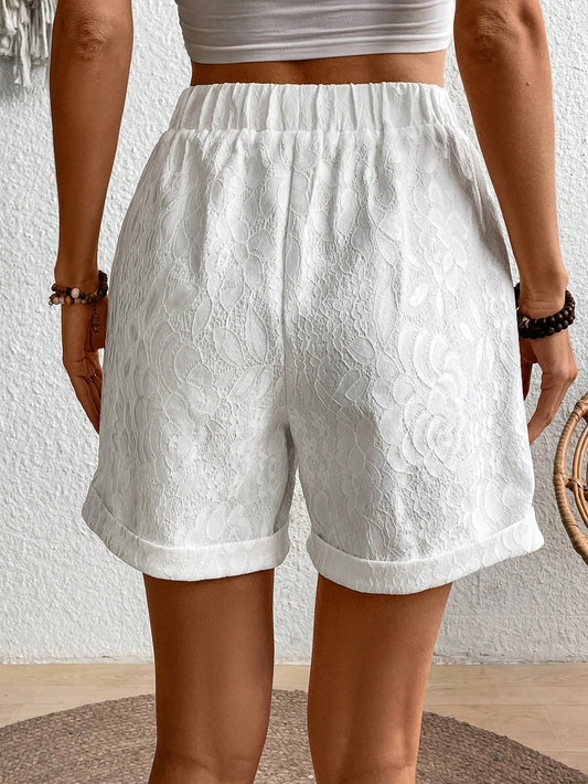 Bermuda feminina branca de algodão com detalhes bordados Hally