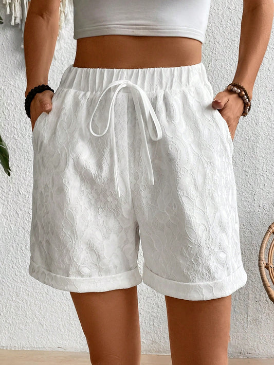 Bermuda feminina branca de algodão com detalhes bordados Hally