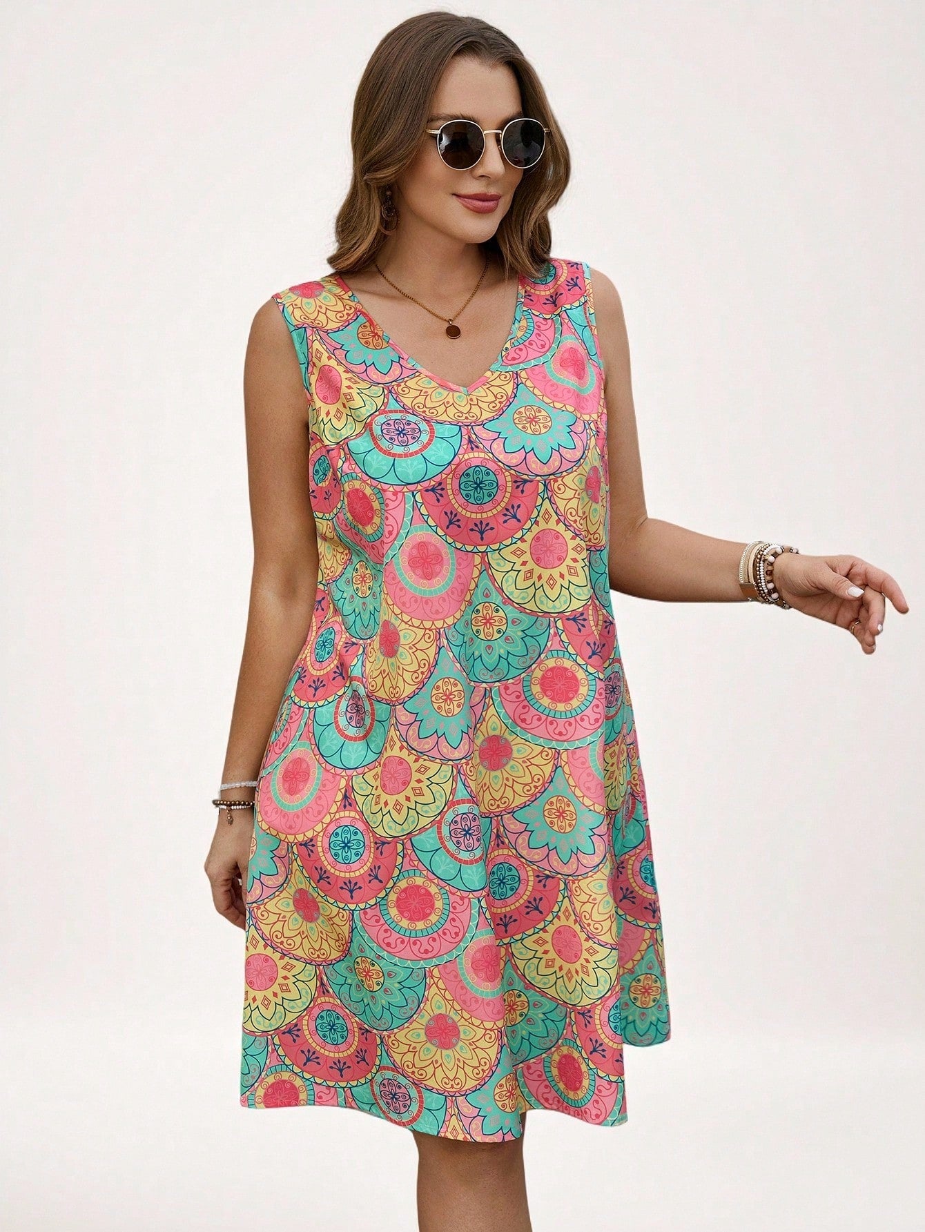 Vestido Feminino com gola V Lilibeth. Plus Size