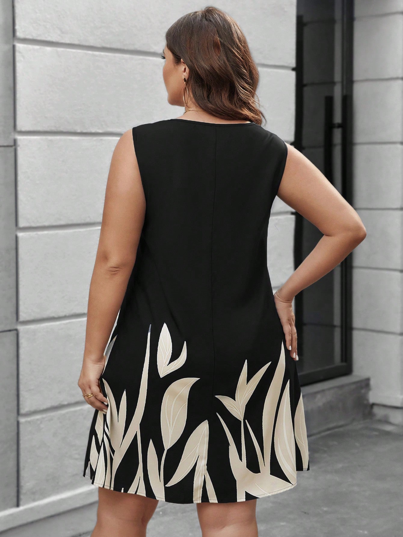 Vestido Feminino com gola V Lilibeth. Plus Size